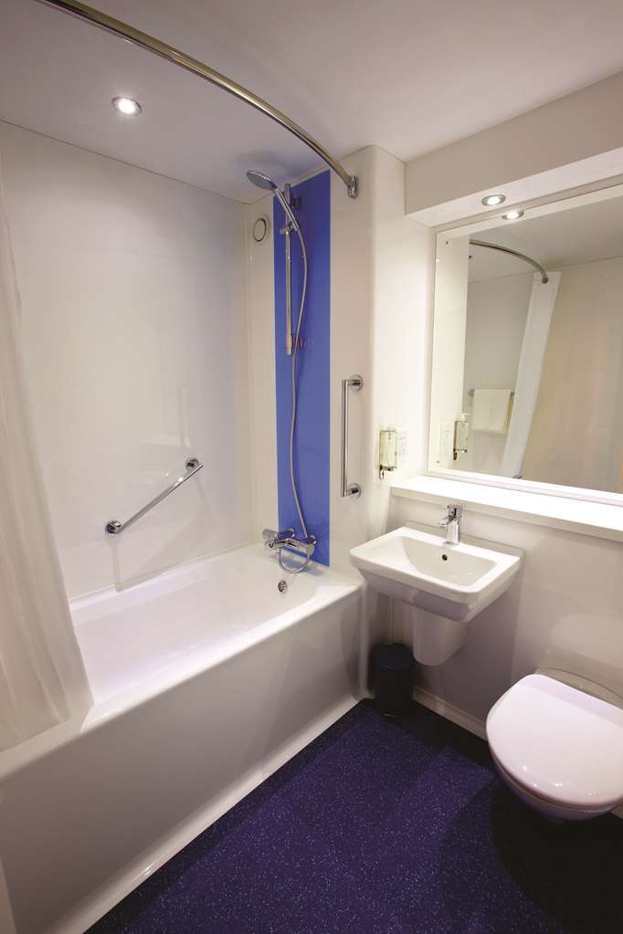 Travelodge Cardiff Llanedeyrn Стая снимка